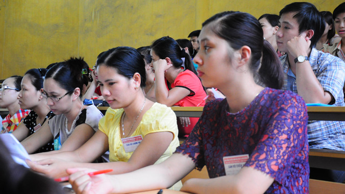 Thảo luận đáp án chấm thi môn Văn khối D ở ĐH Thái Nguyên. Ảnh: Hồ Thu 