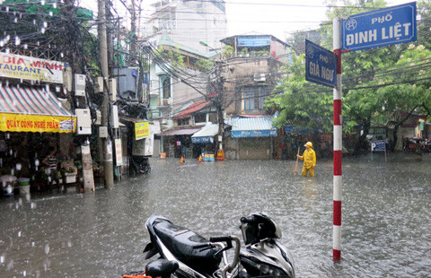 Mưa lớn gây ngập ở Thủ đô vào sáng 17/7. Ảnh: Hà Yên