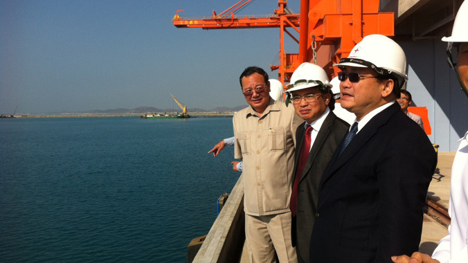 Cầu cảng để vận chuyển than tại Trung tâm điện lực Vĩnh Tân (Tuy Phong, Bình Thuận.)	Ảnh: Phong Cầm