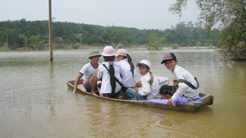 Học sinh sơ tán mùa bão lũ. Ảnh: VietNamNet.