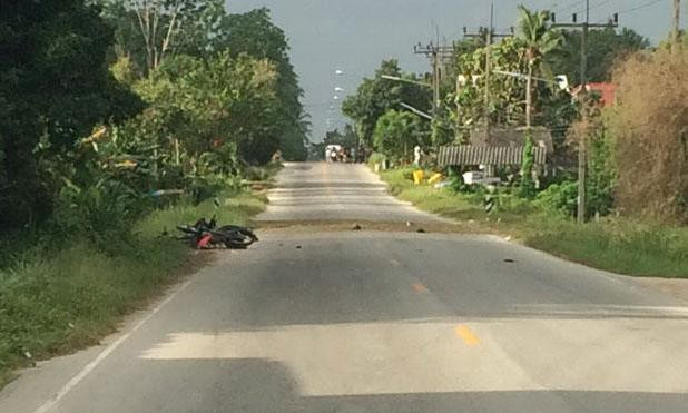 Tại hiện trường vụ nổ bom, một xe máy cảnh sát bị hư hỏng, văng bên vệ đường, 