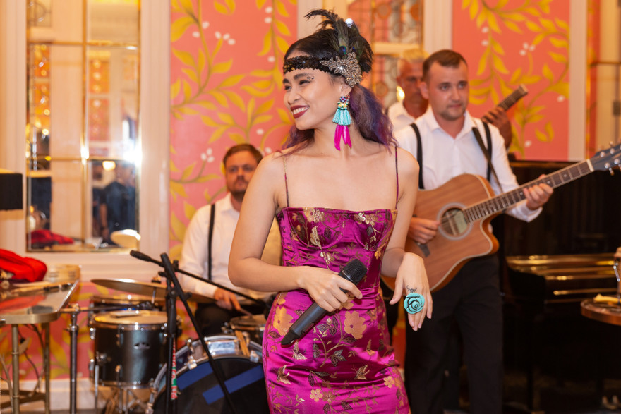 Ca sỹ Đồng Lan bị nhiễm COVID-19 tại Pháp