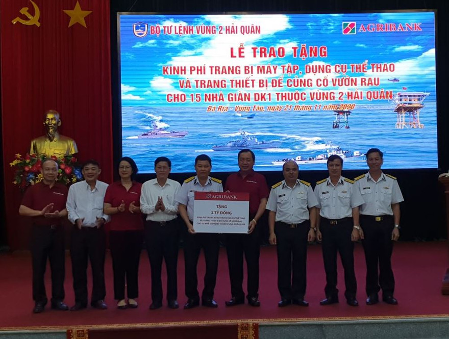 Ngân hàng Agribank tặng máy tập thể thao và máy củng cố vườn rau cho nhà giàn DK1