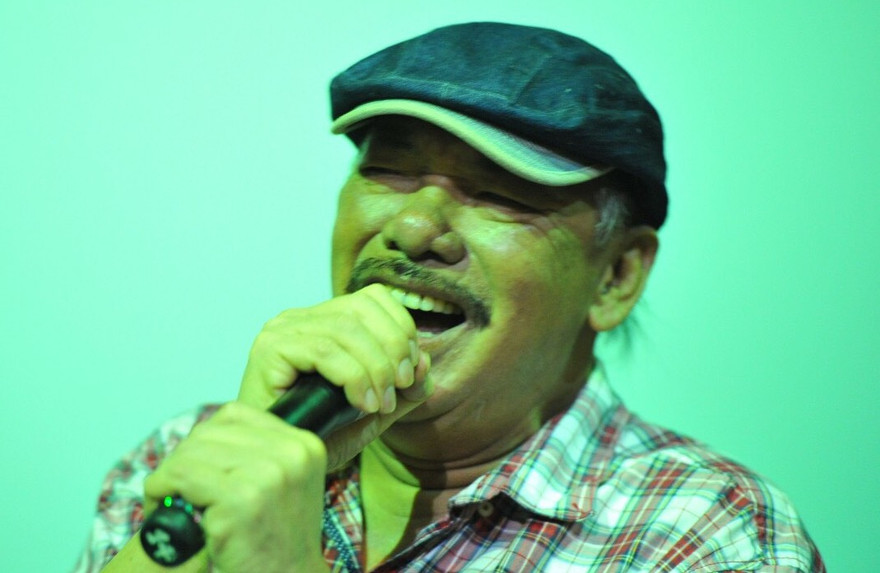 Nhạc sĩ Trần Tiến tái xuất phong độ, đàn hát say mê giữa hàng trăm người hâm mộ