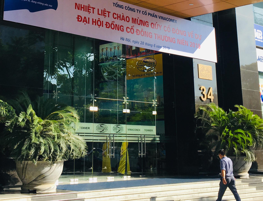 Trụ sở Vinaconex trên đường Láng Hạ sáng nay. Ảnh: Lê Hải.