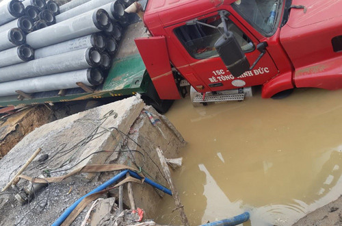 Sự cố vỡ ống nước DN400 tại cầu vượt Phú Thụy (Gia Lâm, Hà Nội)