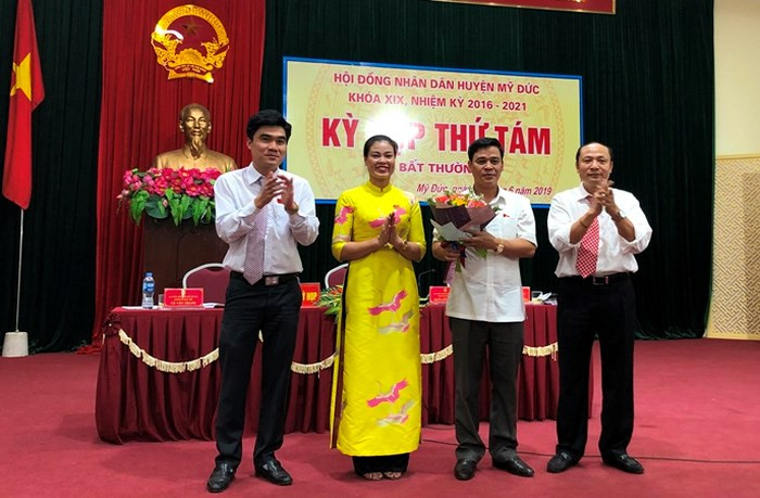 Tân chủ tịch UBND huyện Mỹ Đức (người cầm hoa)