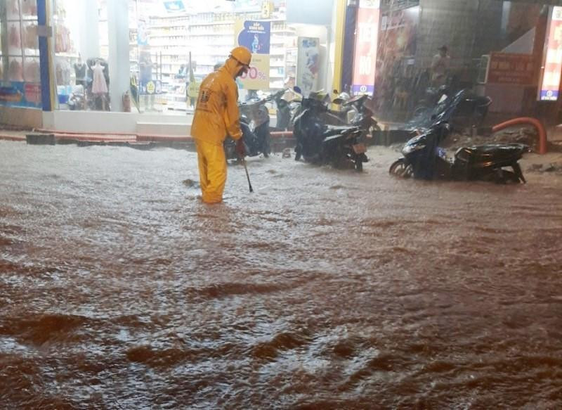 Mưa ngập cả bánh sau xe máy dựng trên vỉa hè phố Vũ Trọng Phụng