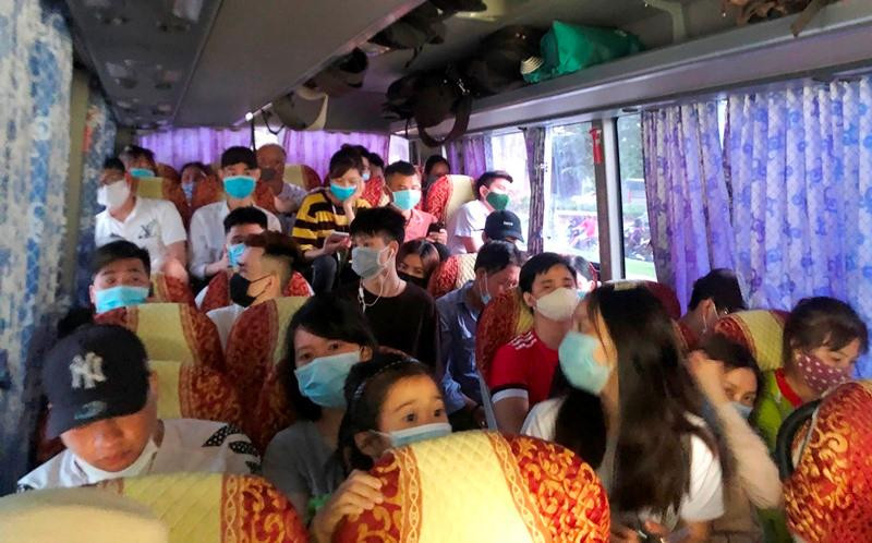 Phát hiện xe khách 29 chỗ nhồi 40 khách