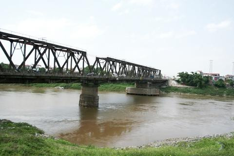 Từ sáng 4/5 tàu thuyền qua sông Đuống sẽ bị cấm.