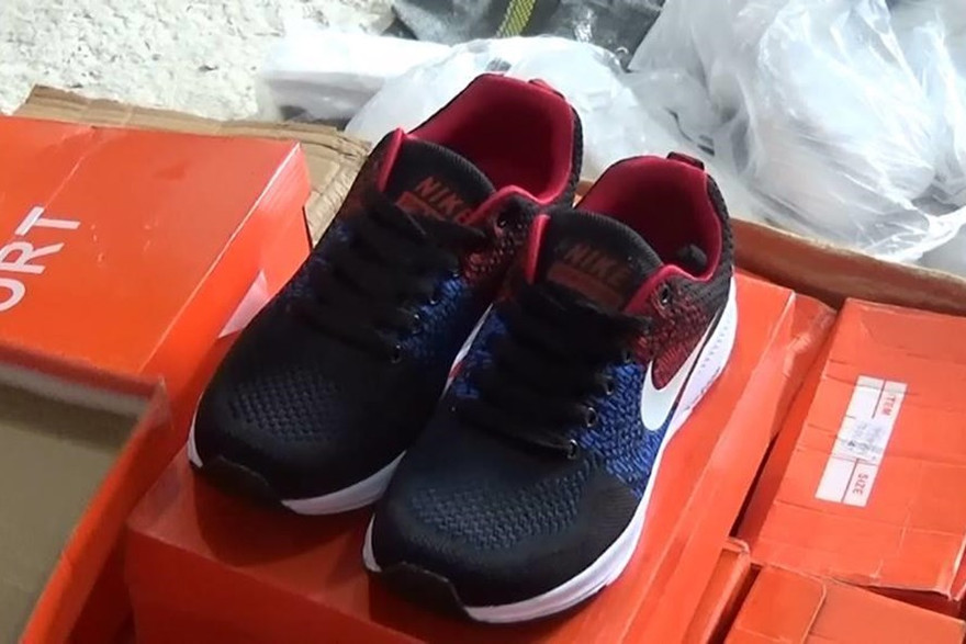 Thu giữ hàng nghìn đôi giầy thể thao không nguồn gốc