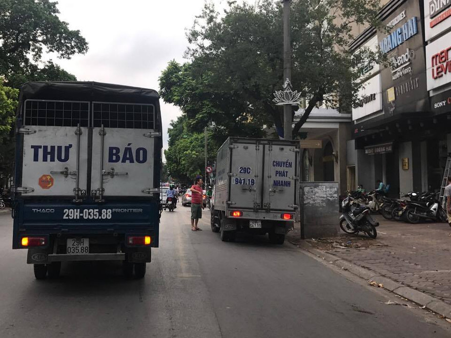 Xe thư báo chở hàng giờ cao điểm trên phố Hai Bà Trưng, Hoàn Kiếm
