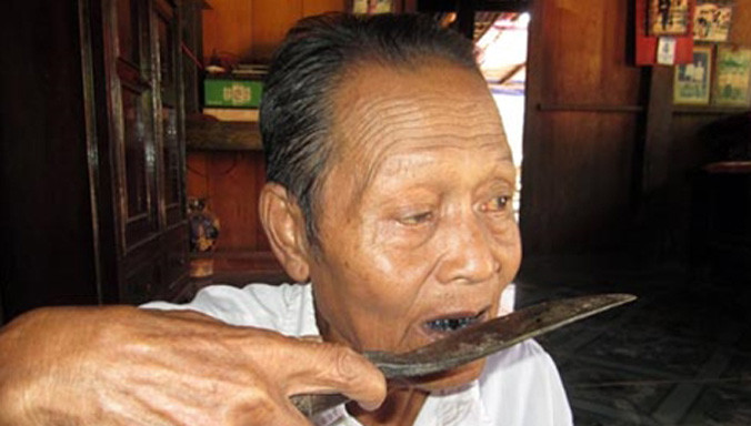 Ông Vỗ Bảo giới thiệu về tục cưa răng của người Pa Kô và vật dụng để nhuộm răng đen.­