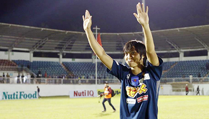 Tiền vệ Tuấn Anh vẫy tay chào tạm biệt khán giả phố núi sau trận đấu. Ảnh: Anh Khoa.