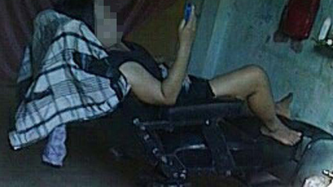 Nhân viên tiệm hớt tóc ăn mặc mát mẻ sẵn sàng chiều khách tới Z.