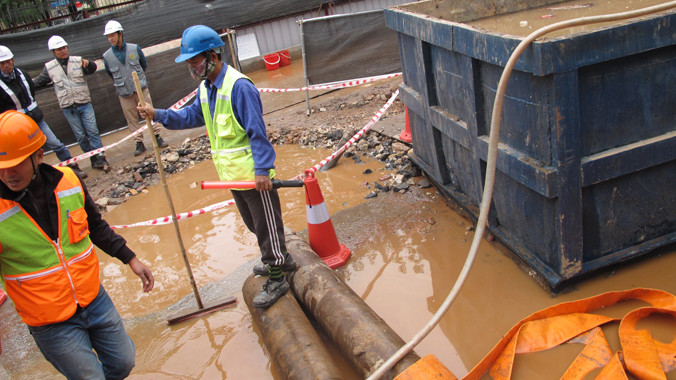 Nước được bơm từ đường vào 1 thùng xe.