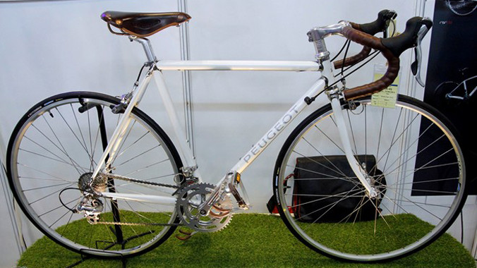 Chiếc xe trong bài viết này là Peugeot CR-41, một chiếc xe đạp sản xuất tại Pháp. Xe có bộ khung làm bằng thép ống, ốp mối hàn làm bằng thép không rỉ. Khung sườn được thiết kế theo phong cách cổ điển cùng màu sơn trắng sang trọng.