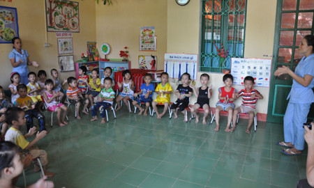 Trong một tiết dạy của cô trò Trường MN Lương Thịnh. Ảnh: Văn Chung/VietnamNet.