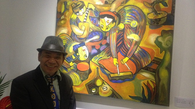 Họa sỹ Nguyễn Đại Giang bên bức Ca trù.