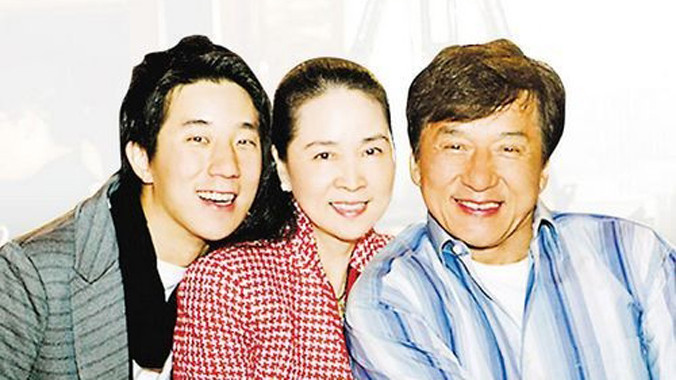 Phòng Tổ Danh (trái) bên mẹ và bố Thành Long.