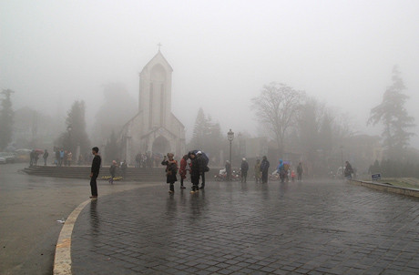 Thị trấn Sa Pa chìm trong giá rét.