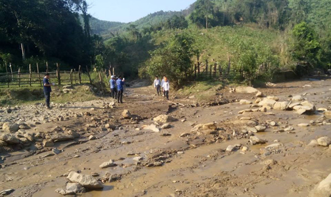 Đoàn công tác của Bộ Công thưởng kiểm tra tại ngã ba suối Hốc và suối Bắc, nơi xuất hiện dòng nước thải mới.