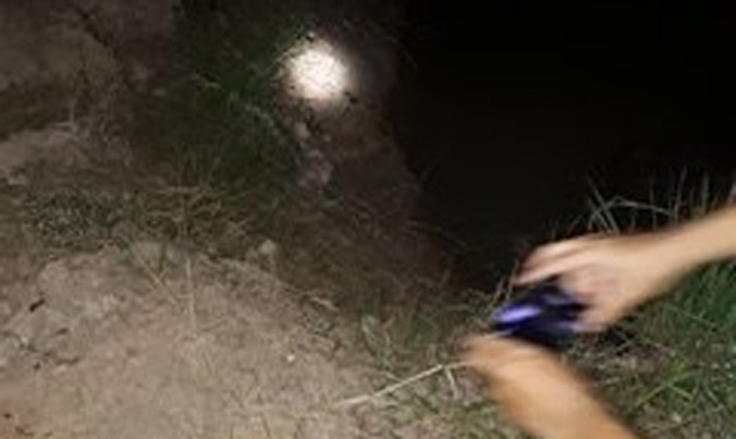 Hiện trường ao sau nhà, nơi bé Sơn tử vong. Ảnh do Công an Thị trấn Thanh Bình cung cấp.