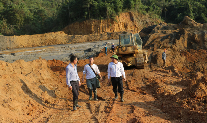 Đoàn công tác của Bộ Công thương kiểm tra tại hiện trường vỡ đập.