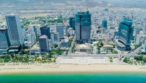 Nhiều dự án bất động sản cao cấp 'ngấm đòn' bởi chính sách tín dụng. Trong ảnh: Một góc Thành phố Nha Trang.