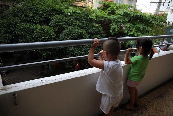 Nguy cơ mất an toàn từ hệ thống lan can chung cư đối với trẻ nhỏ.