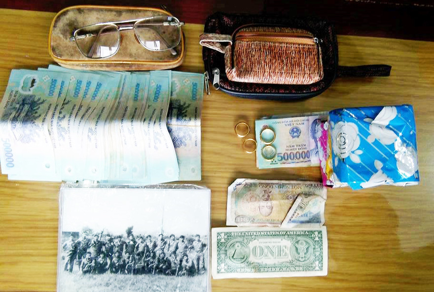 Tài sản trong túi xách mà Thượng úy Linh nhặt được.