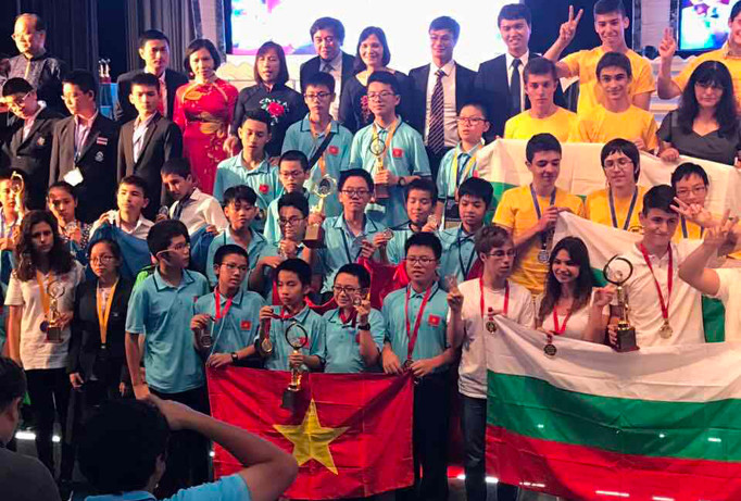 Hình ảnh các học sinh lớp 6, lớp 7 nhận giải thưởng.