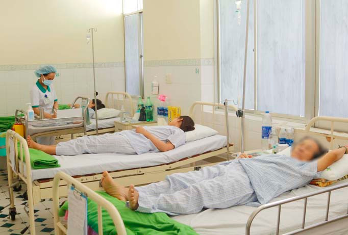 Các du khách Lào bị ngộ độc được chăm sóc tại Khoa Nội, bệnh viện Hoàn Mỹ Đà Nẵng.