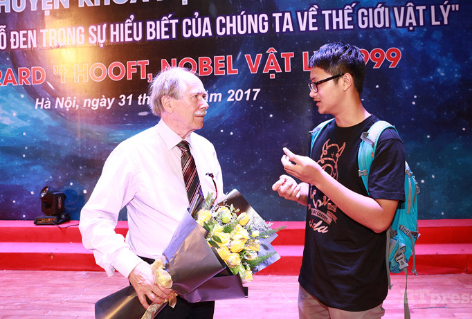 GS. Geradr't Hooft đang trao đổi với học sinh chuyên lý trường THPT chuyên Khoa học tự nhiên, ĐH quốc gia HN tại buổi nói chuyện.