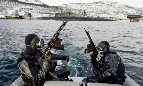 Hai binh sĩ OSNB PDSS làm nhiệm vụ tuần tra căn cứ tàu ngầm. Ảnh: Pinterest.