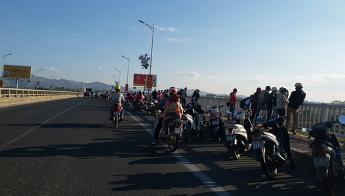 Rất đông người dân hiếu kì đến theo dõi vụ việc Ảnh: CTV.