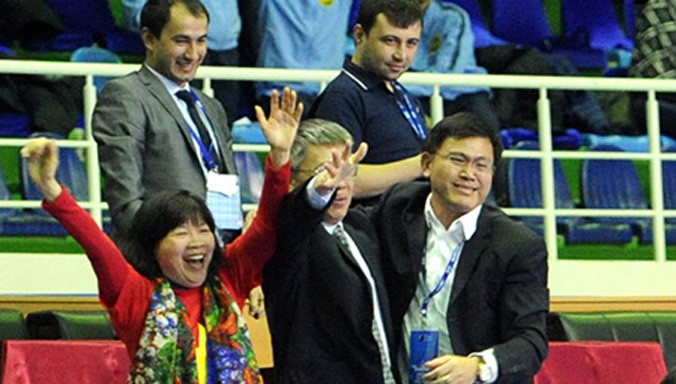 Trưởng ban futsal VFF Trần Anh Tú (bìa phải) nửa khóc nửa cười trong giây phút đội tuyển futsal Việt Nam giành vé dự VCK World Cup. Ảnh: Quang Thắng.