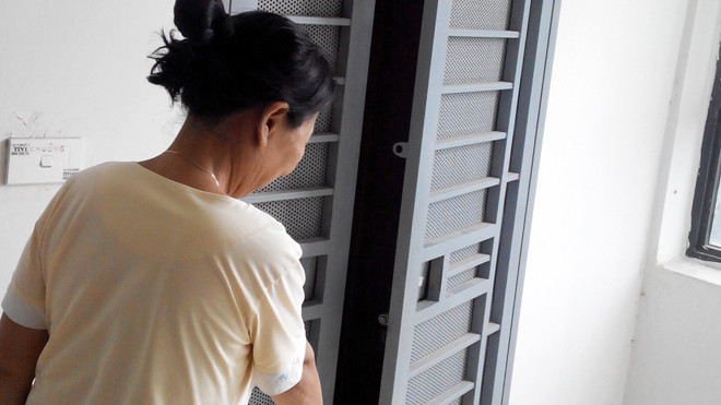 Chiếc cửa sắt nhà ông Thân bị hai người lạ đến đe dọa, đập phá