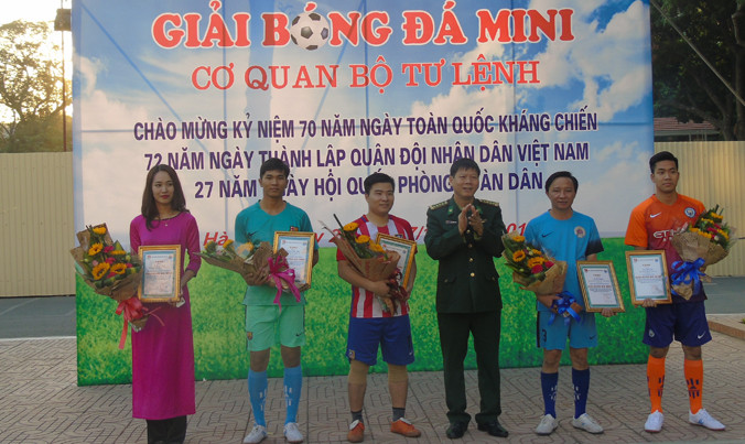 Chiến sĩ biên phòng thi tài đá bóng