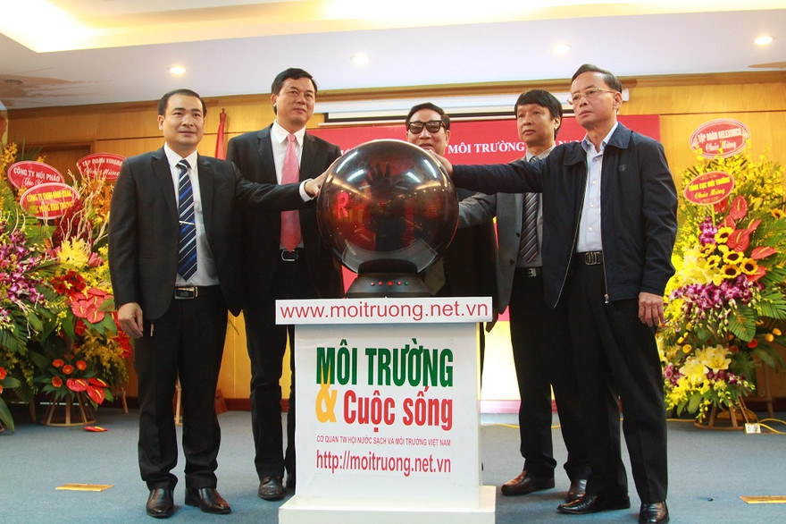 Các khách mời bấm nút khai trương Tạp chí điện tử Môi trường và cuộc sống.