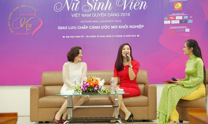 Hai nữ doanh nhân là Trương Lý Hoàng Phí và Nguyễn Thị Thu Hương cùng MC, Hoa khôi Nữ sinh viên duyên dáng Việt Nam 2014 Hoàng Thị Phương Thảo (theo thứ tự từ phải qua) giao lưu với các bạn thí sinh.