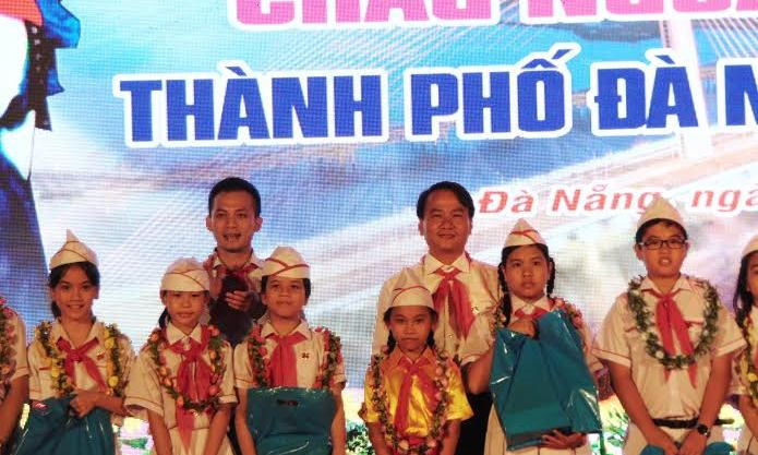 Lãnh đạo Thành đoàn Đà Nẵng trao quà cho 154 đại biểu cháu ngoan Bác Hồ cấp thành phố. Ảnh: Đức Vũ. 