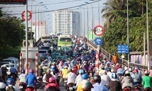 Kẹt xe nghiêm trọng kéo dài trên cầu Bình Triệu hướng vào trung tâm TPHCM.