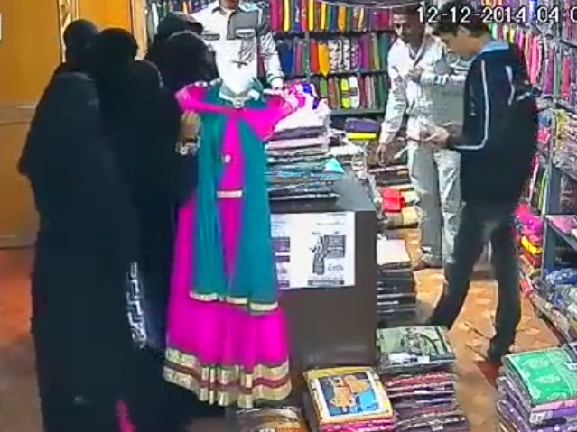 “Quái nữ” váy đen trộm đồ nhanh như chớp