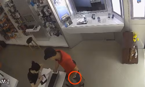 Lợi dụng lúc nhân viên không chú ý, thanh niên rút điện thoại dấu xuống bàn rồi hắn đứng dậy đút chiếc điện thoại vào túi quần.
