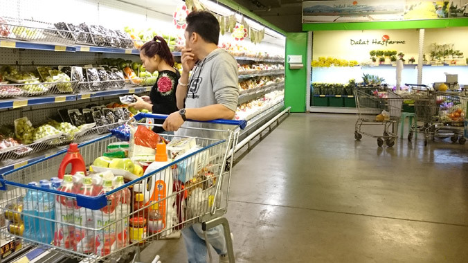 Chi tiêu cho tiêu dùng của người dân giảm trong tháng này. Ảnh: Như Ý.