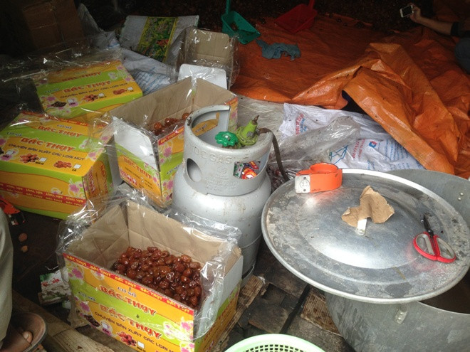 Kinh hãi phát hiện kho mứt bẩn chuẩn bị bán Tết