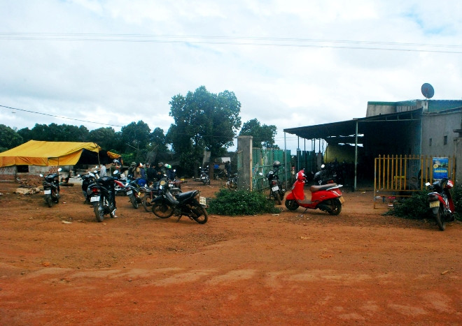 Đông đảo chủ nợ la hét đòi nợ bà T.