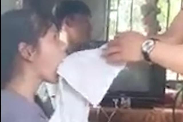 Mạng xã hội xôn xao video "thần y" chữa bệnh bằng cách rút lưỡi. Ảnh cắt từ video