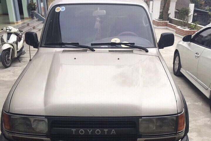 Chiếc xe ô tô chở gỗ tại cơ quan chức năng.